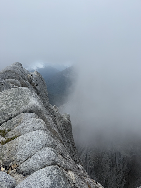 The peak provides transitions to an abrupt cliff down the otherside.